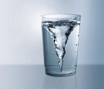 人老了要多喝水 以防脱水症状出现
